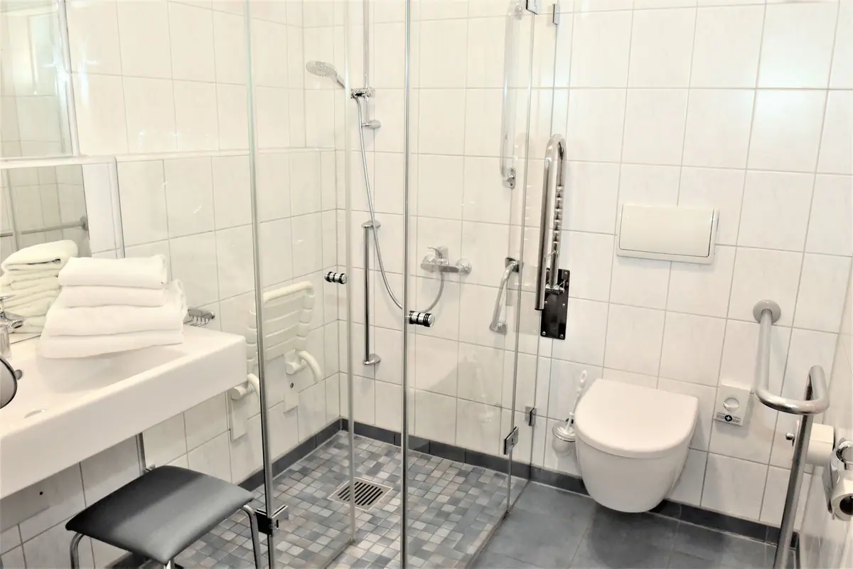 Barrierefreies Badezimmer mit Haltegriffen