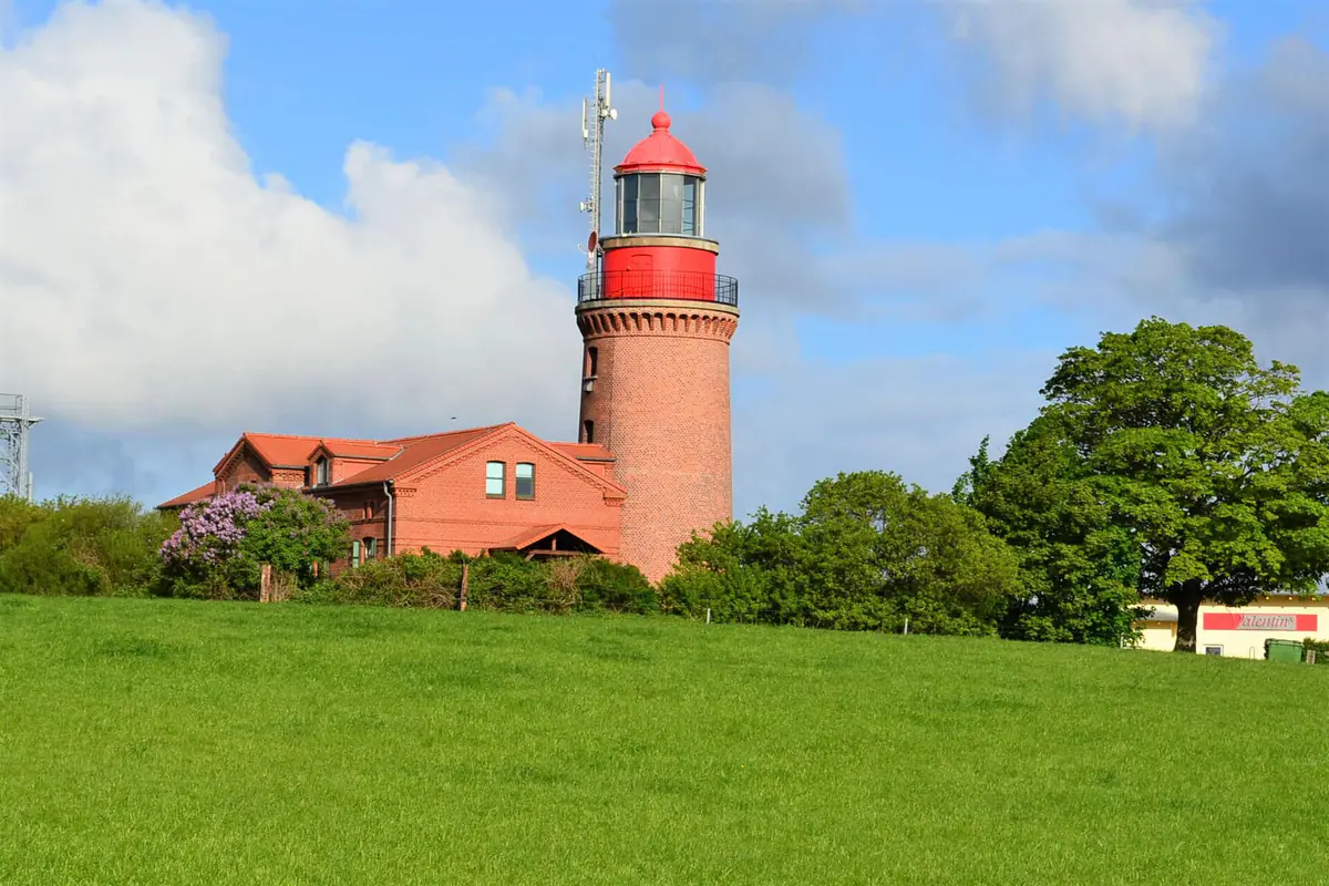 Leuchtturm Buk in Bastorf mit rotem Turm