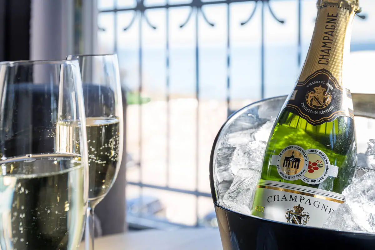Champagner im Kühler mit Meerblick