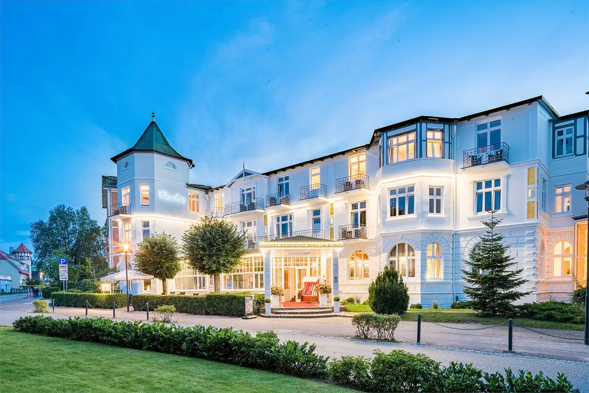Hotel Residenz Waldkrone in Kühlungsborn West am Abend – weiße Bäderarchitektur von 1906 mit Turm