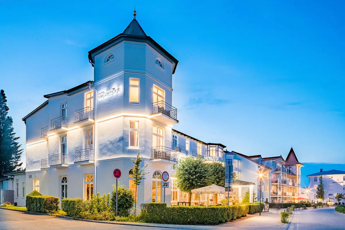Straßenansicht der Hotel Residenz Waldkrone am Abend