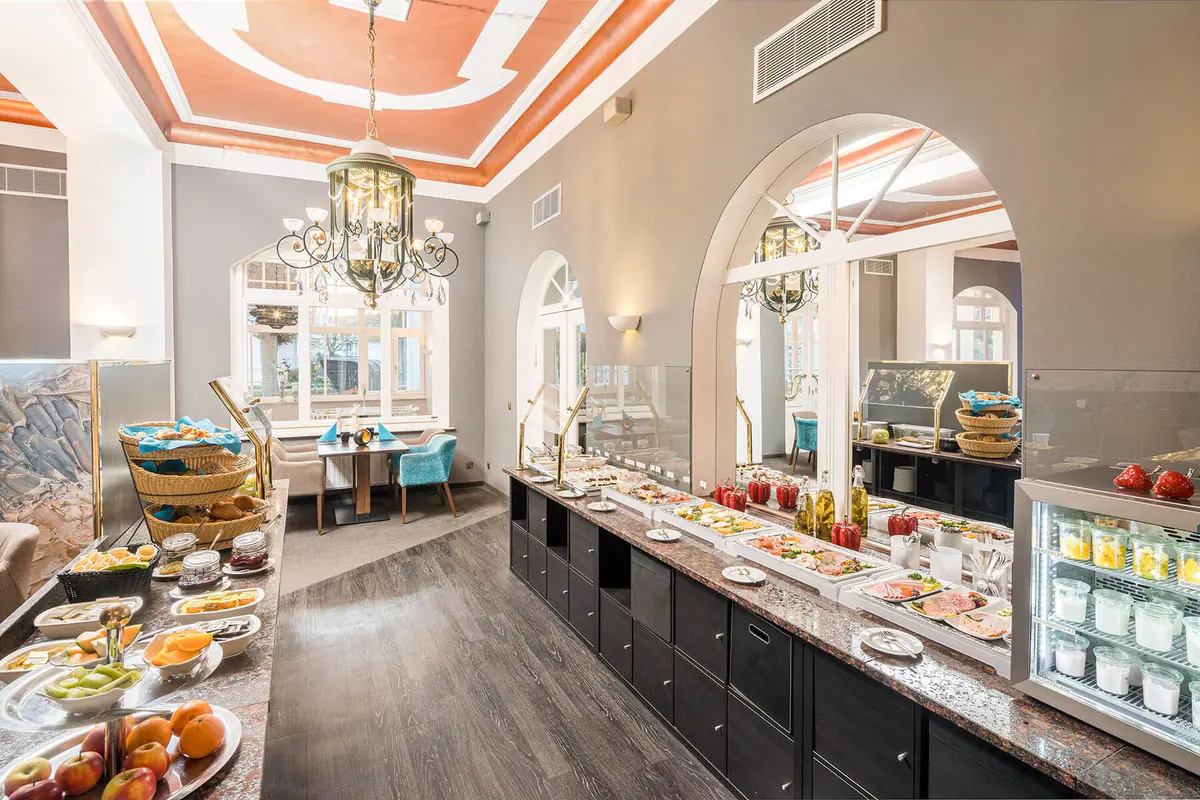 Schlemmer-Frühstücksbuffet im historischen Frühstücksrestaurant