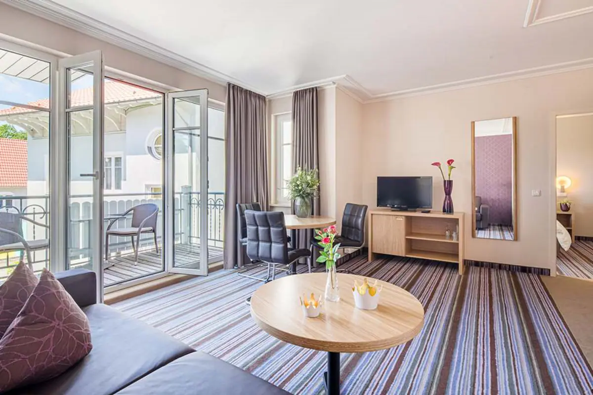 Heller Wohnbereich mit rundem Tisch und Balkon