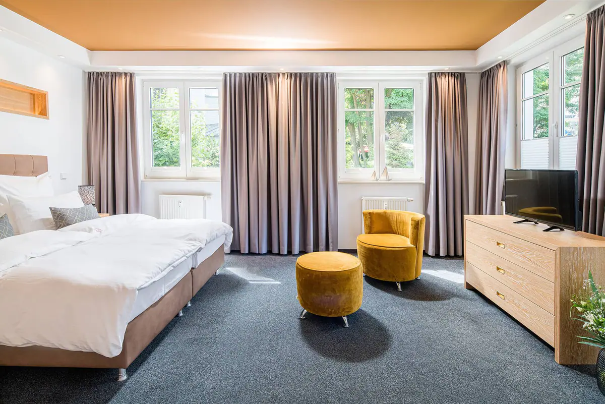Schlafzimmer mit gelben Hockern