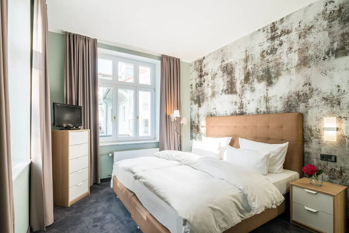 Schlafzimmer mit Steinoptik-Wand