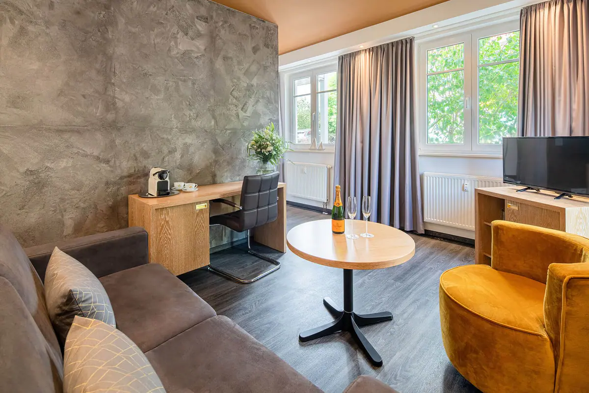 Wohnbereich mit Sofa vor Sichtbetonwand