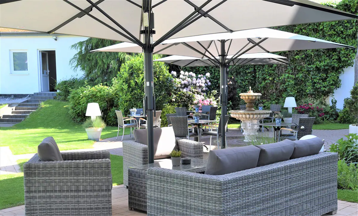 Gartenterrasse mit Lounge und Brunnen