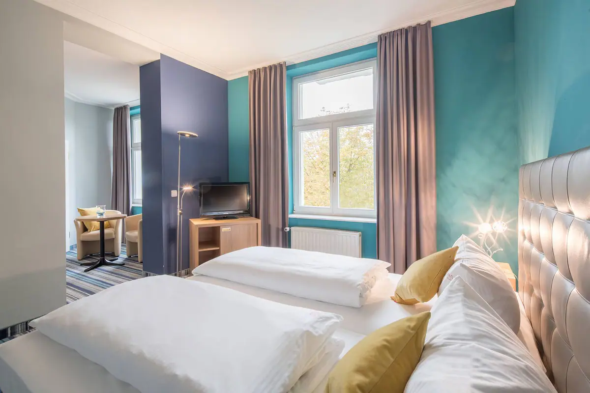 Schlafzimmer mit Petrol-Wand