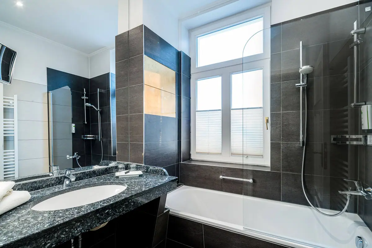 Badezimmer mit Wanne und Dusche