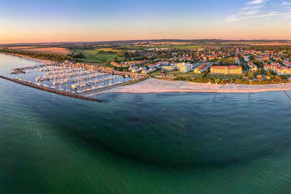Luftaufnahme von Kühlungsborn mit Yachthafen und Strand