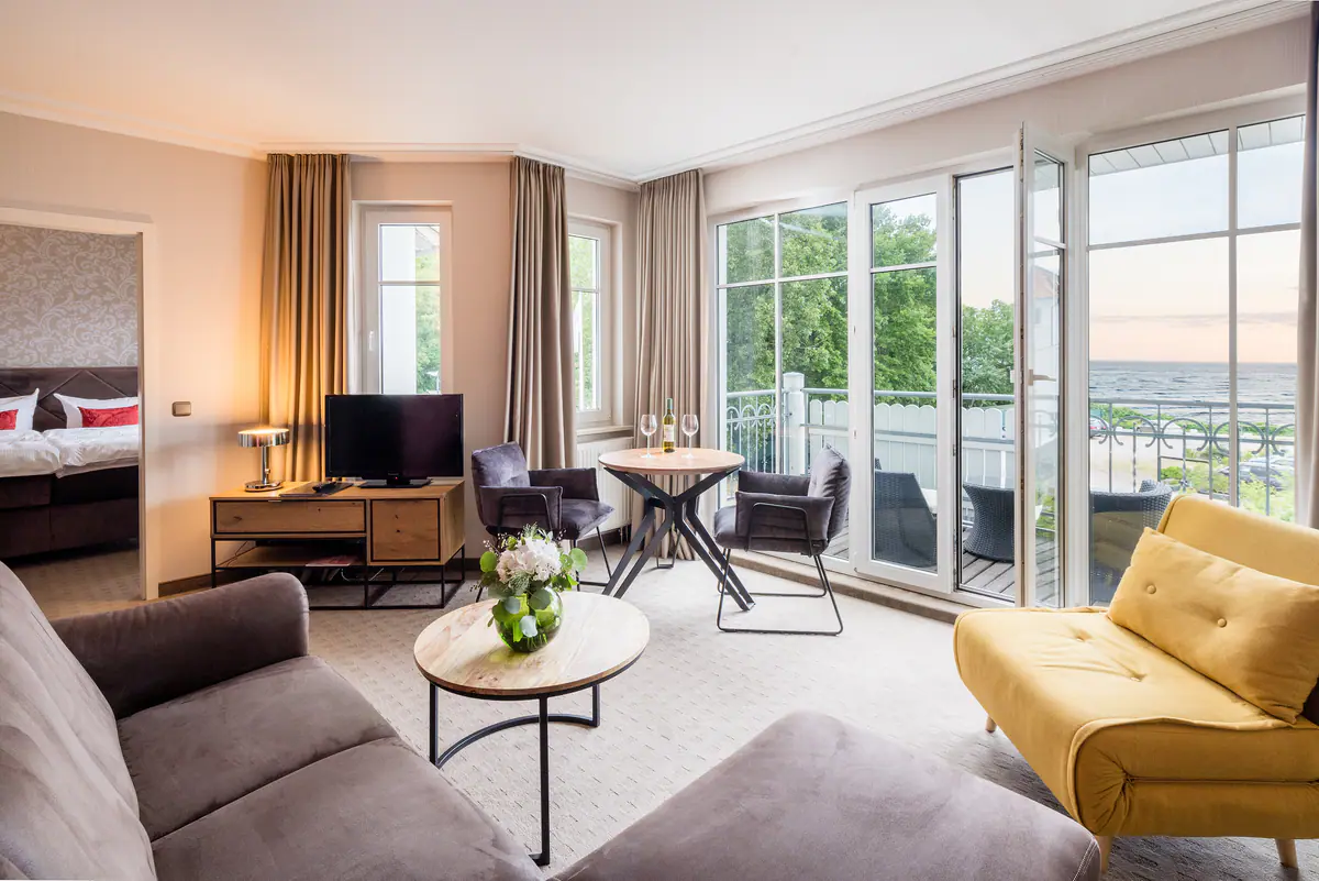 Wohnbereich mit gelbem Sofa und Meerblick