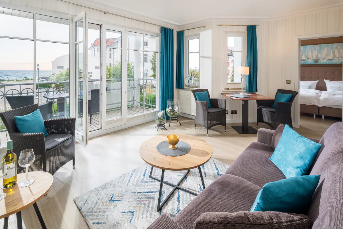 Wohnbereich mit petrolfarbenen Kissen und Balkon