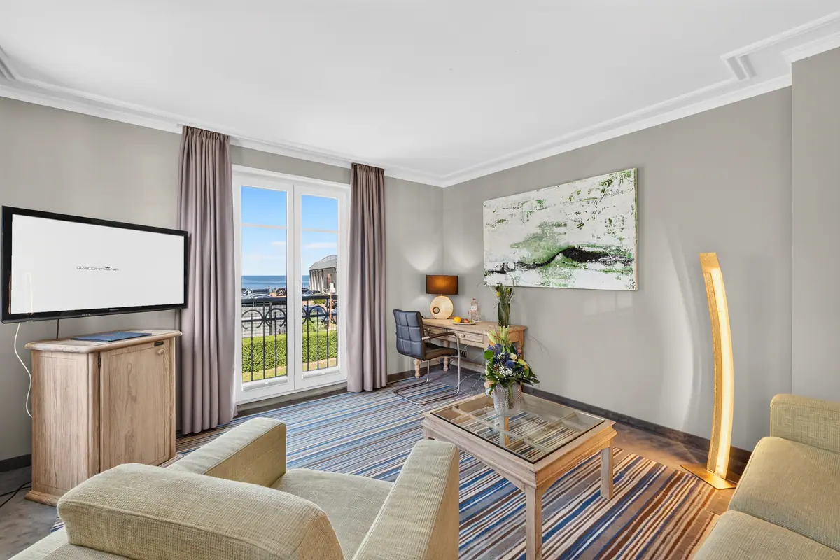 Heller Wohnbereich mit beigen Sofas und Meerblick