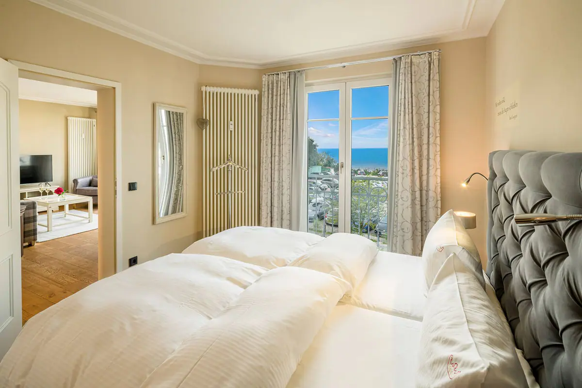Schlafzimmer mit Ledertapete und Meerblick