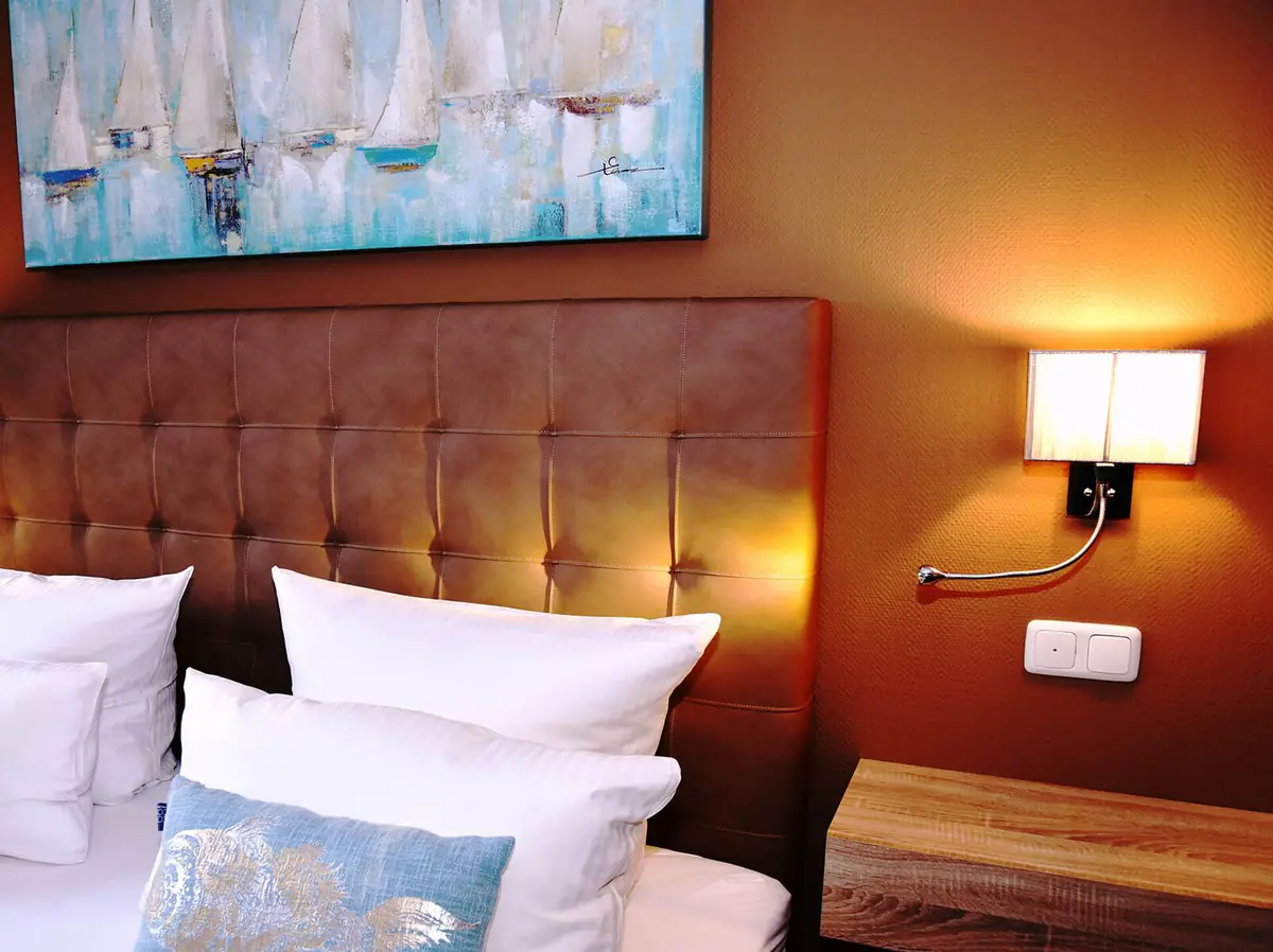 Bett mit Lederkopfteil im Detail