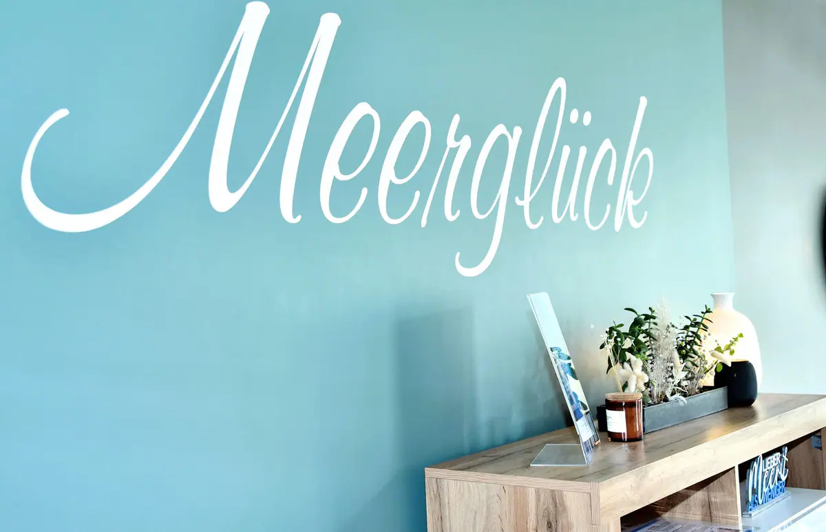 Wandschriftzug „Meerglück“ im Wellnessbereich