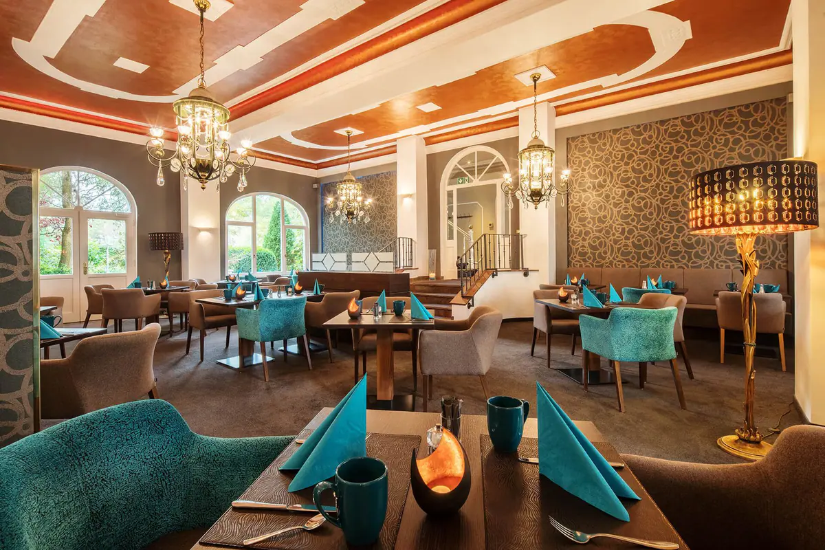 Historisches Frühstücksrestaurant mit Kronleuchtern