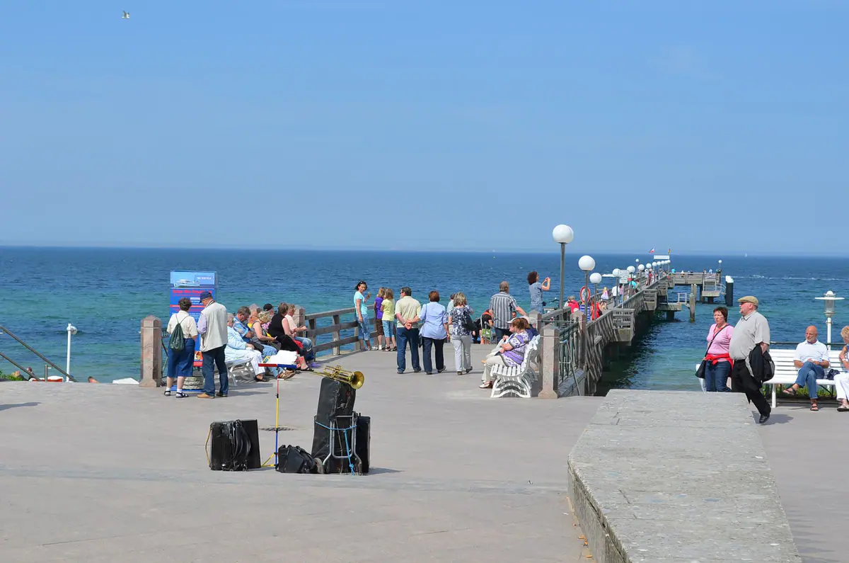 Seebrücke Kühlungsborn im Sommer mit Besuchern