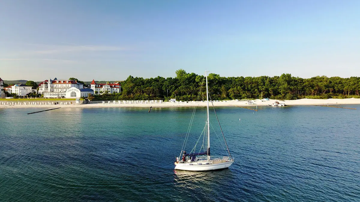 Segelboot vor der Ostseeküste