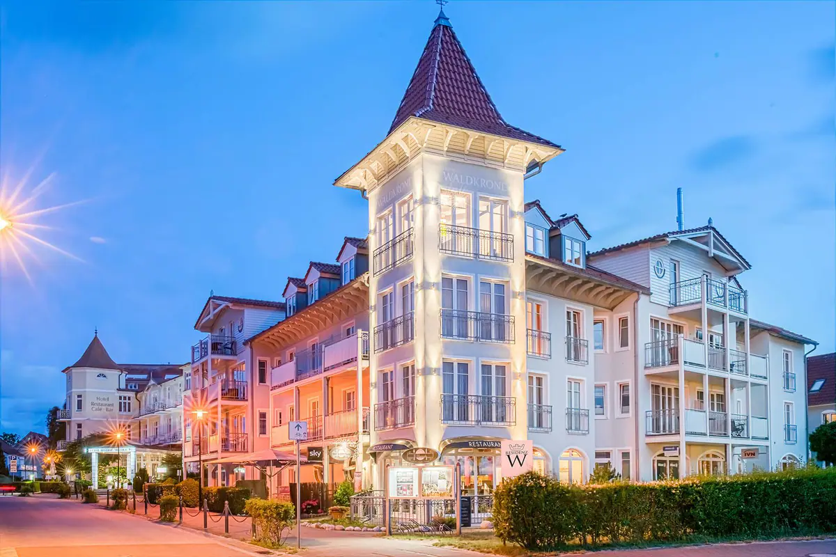 Turm der Hotel Residenz Waldkrone im Abendlicht