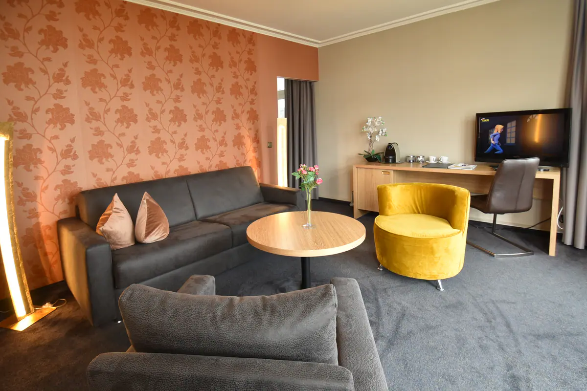 Wohnzimmer der Turmsuite mit Blick Richtung Ostsee