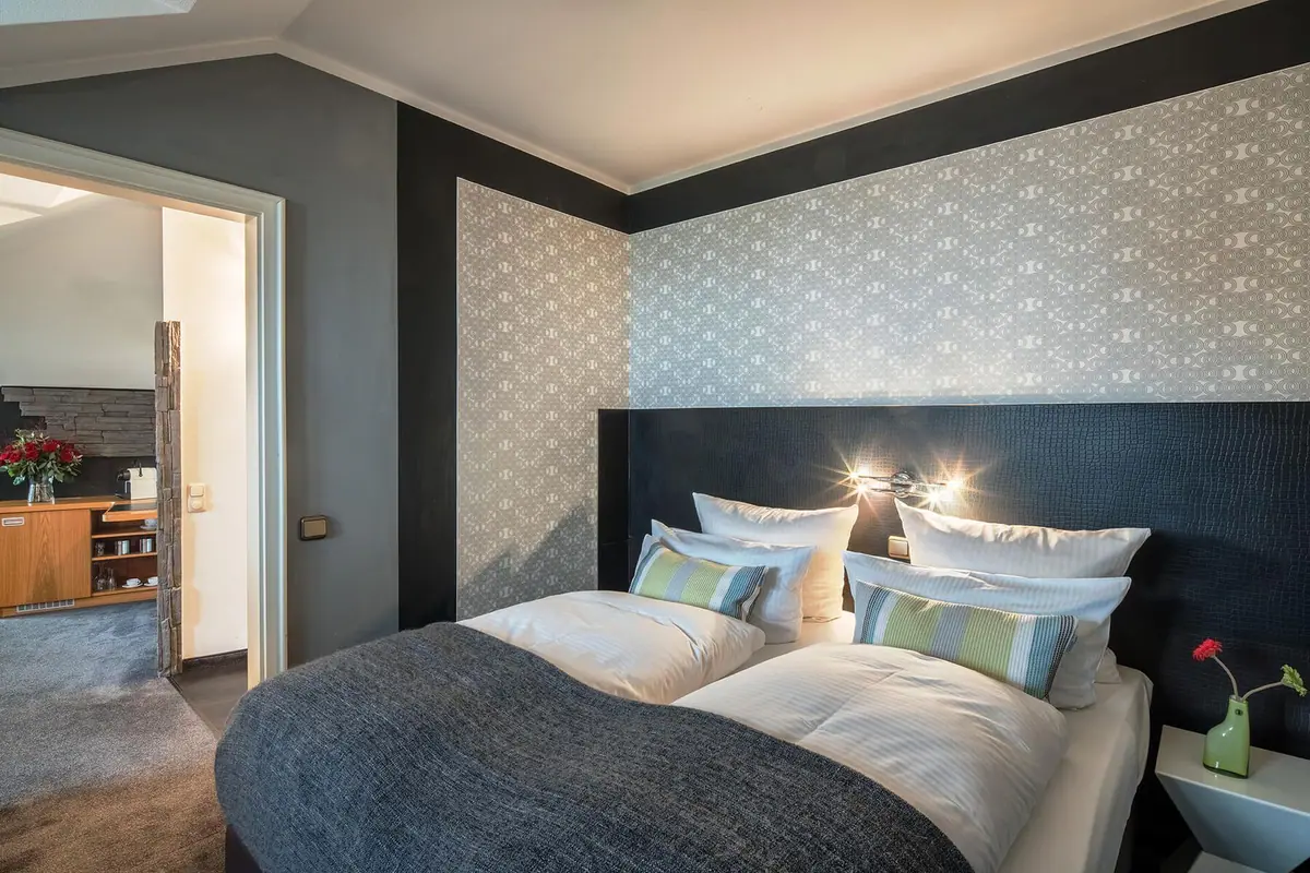 Schlafzimmer der Turmsuite mit Ornamenttapete