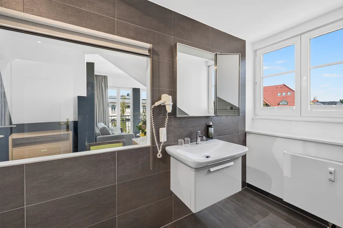 Duschbad der Turmsuite mit Innenfenster