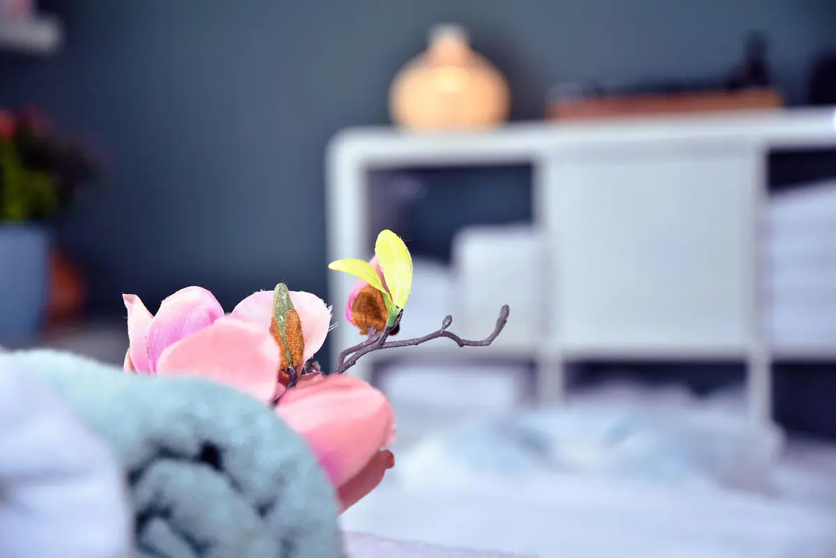 Handtücher und Orchidee als Dekoration